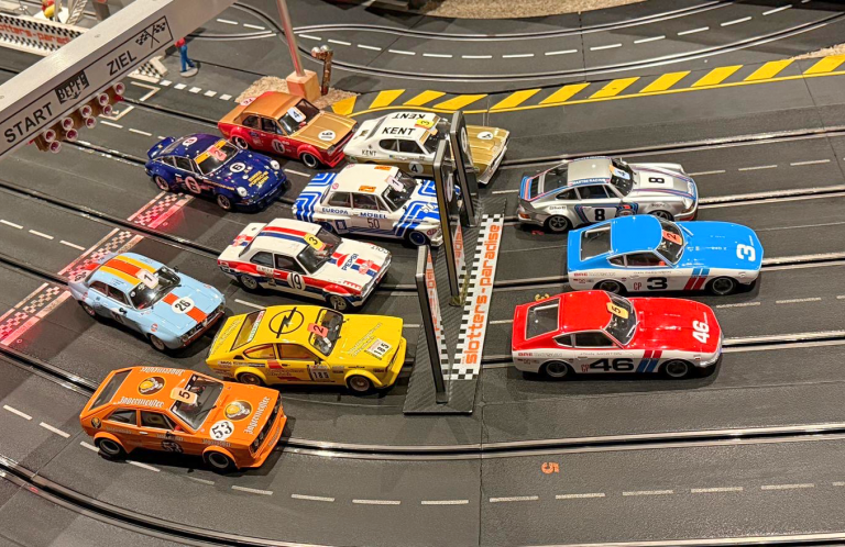 Zwei Porsche 911 RSR auf der Piste